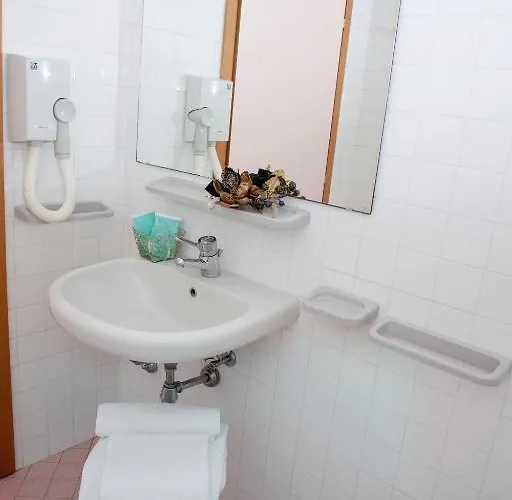 St. Raphael מלון